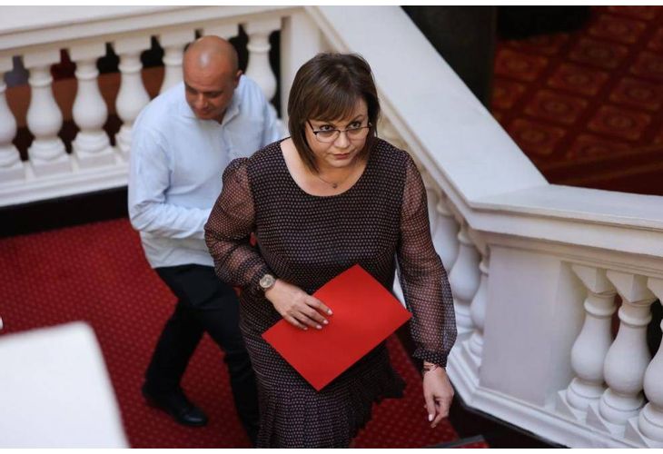 Корнелия Нинова пуши и гледа нахално и нагло - както само тя умее Корнелия Нинова пуши и гледа нахално и нагло - както само тя умее